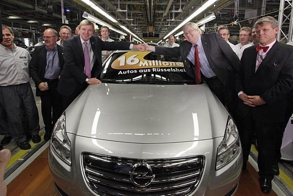 Bei Opel wurde das 16-millionste Fahrzeug Made in Rüsselsheim gefeiert. Opel-Chef Nick Reilly (r.) und Hessens Ministerpräsident Volker Bouffier (l.) fuhren die silberne Insignia-Limousine vom Band. Foto: Opel/Auto-Reporter.NET